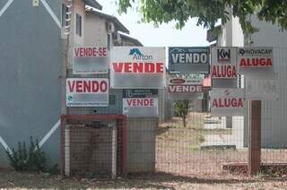 Placas de imóveis à venda, no bairro Tiradentes, que está entre os mais procurados (Foto: Marcos Maluf)