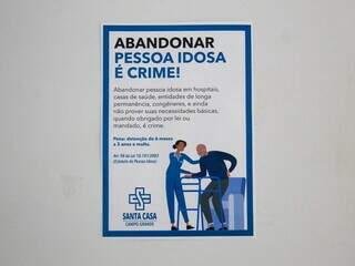 Cartaz afixado na parede do hospital informar que abandono de incapaz é crime (Foto: Juliano Almeida)