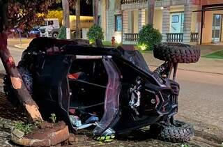 Veículo tipo gaiola tombado em frente ao hotel após acidente (Foto: Veja Aqui MS)