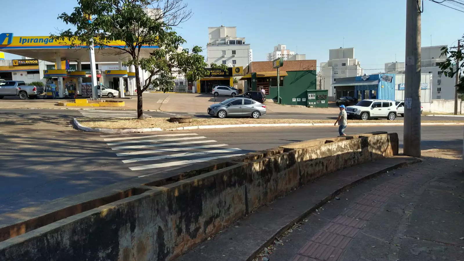 Mureta em faixa causa transtornos para quem cruza a Av. Mascarenhas de Moraes