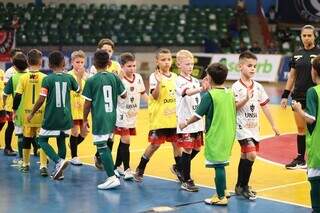 Equipes sub-8 em cumprimento antes de jogo pela Taça Brasil (Foto: @gigioneves/CBFS)