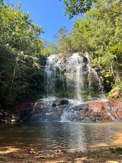 Cachoeira é uma das belezas do balneário localizado em Rio Verde de MT. (Foto: Alexandre Pimenta Reis)