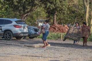 Sem-teto levaram colchões para o estacionamento (Foto: Marcos Maluf)