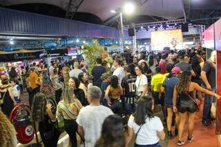 Pátio da Feira Central foi tomado por fãs do festival. (Foto: Juliano Almeida)