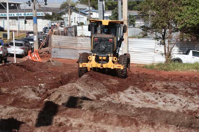 Maquin&aacute;rio chega para desocupar estacionamento