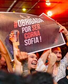 Brincadeira rendeu placa especial de amigos agradecerem Sofia &#39;por ser corna&#39;. (Foto: Reprodução/ Redes Sociais)