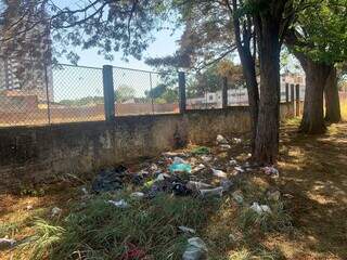 Lixo onde os andarilhos costumam ficar, segundo a moradora (Foto: Bruna Marques) 