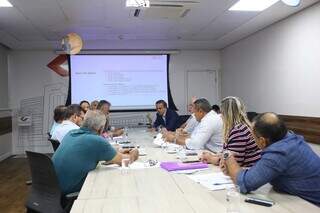 Reunião entre a comissão e diretoria da Cassems realizada na quarta-feira (Foto: Paulo Francis/Alems)