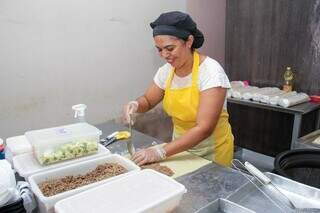 Assim como no começo do negócio, Lucilene segue responsável pela produção do pastel. (Foto: Juliano Almeida)