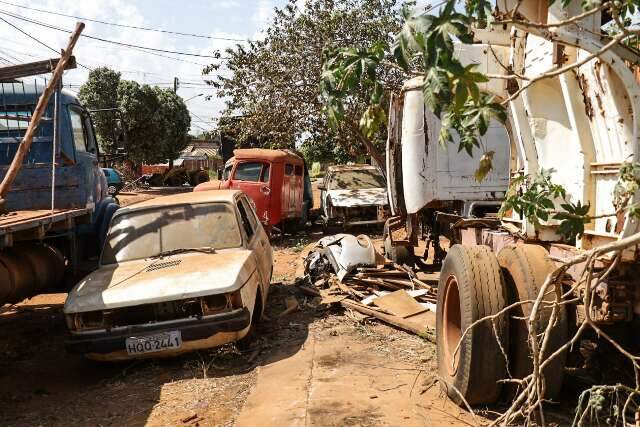 De ferro-velho a vizinho folgado, carros abandonados criam &quot;ilhas&quot; de sucata