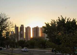 Atrás de prédios, luz do sol é intensa em Campo Grande (Foto: Juliano Almeida)