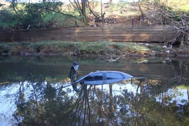 Carro &eacute; encontrado submerso dentro do Rio Anhandu&iacute;