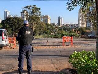 Guardas estão no local para fazer a segurança da área durante desocupação. (Foto: Bruna Marques)