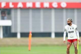 Gabriel, atacante do Flamengo, observa movimentação em treino (Foto: Gilvan de Souza/CRF)