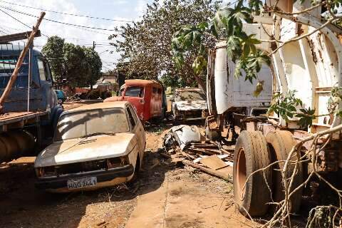 De ferro-velho a vizinho folgado, carros abandonados criam "ilhas" de sucata