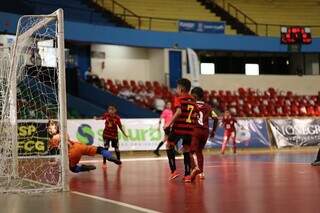 Time do Sport marcando gol no Ginásio Guananizão, em Campo Grande (Foto: @gigioneves/CBFS)