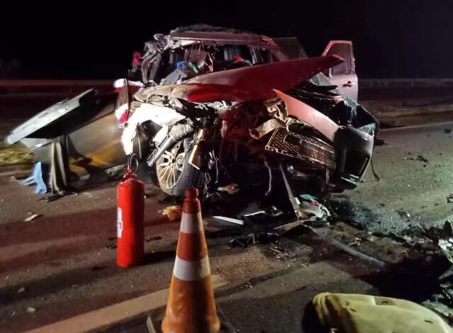 Idosa &eacute; socorrida gravemente ferida em camionete destru&iacute;da ao bater em carreta