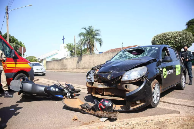 Ap&oacute;s atropelar assaltantes, motorista abre vaquinha para consertar carro