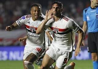 Jonathan Calleri comemora gol que abriu o placar. (Foto: Rubens Chiri)