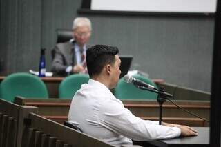 Leonardo no banco dos réus durante julgamento nesta quinta-feira (Foto: Marcos Maluf)