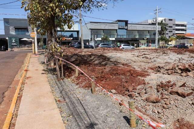 Prefeitura abre valetas em terreno usado como estacionamento irregular