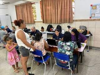 Famílias realizam cadastro em ação realizada em escola municipal. (Foto: Arquivo)