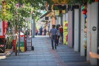 Homem caminha pela Rua 14 de Julho, em Campo Grande (Foto: Henrique Kawaminami)