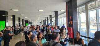Saguão de embarque lotado às 8h40, no Aeroporto de Campo Grande. (Foto: Direto das Ruas)