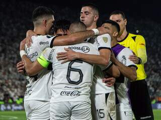 Jogadores do Olimpia comemoram gol marcado por Iván Torres, diante o Flamengo. (Foto: Reprodução/@elClubOlimpia no Twitter)