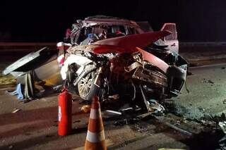 Carro destruído após acidente na noite desta quarta-feira. (Foto: Idest)