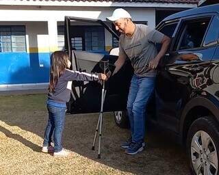 Mariane ajuda o professor André a descer do carro todo dia. (Foto: Reprodução)