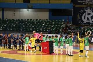 Times perfilados antes do jogo no Ginásio Guanandizão (Foto: @gigioneves/CBFS)