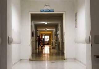 Corredor de ala hospitalar da Santa Casa de Campo Grande, onde idosos são acolhidos (Foto: Juliano Almeida)