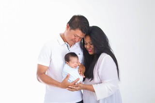 Júlio, esposa Priscilla e o filho posando para foto (Foto: Acervo Pessoal)