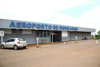 Fachada do Aeroporto Regional de Dourados, fechado desde 2021 para operação. (Foto: Prefeitura de Dourados)