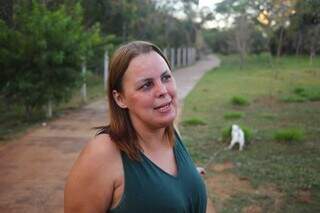 Aline visita o parque para passear com o cachorro (Foto: Paulo Francis)