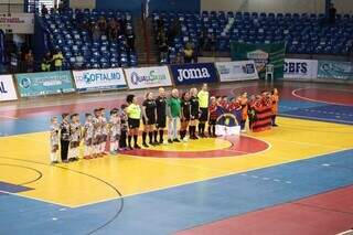 Bayern e Sport durante disputa no Ginásio Guanandizão. (Foto: Giovani Neves/CBFS)