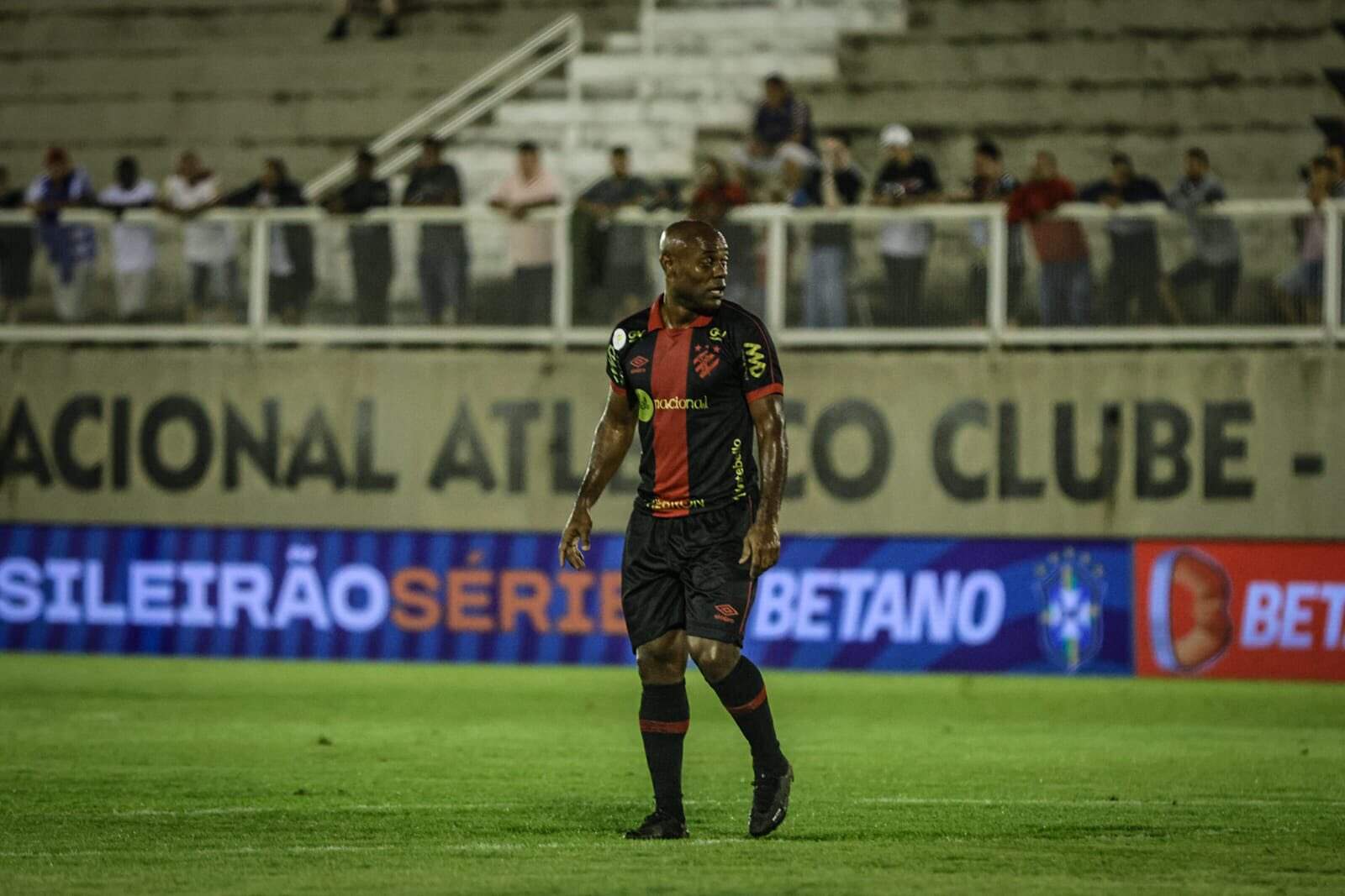 Empate sem gols diante o Tombense amplia liderança do Sport da Série B