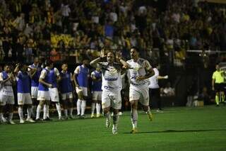 Jogadores do Novo comemoram gol do empate, marcado por Baggio. (Foto: Gustavo Ribeiro/Novorizontino)