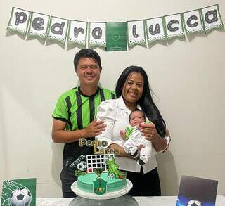 Júlio Cézar e a esposa Priscilla Lima comemorando o primeiro mês de Pedro Lucca (Foto: Acervo Pessoal)