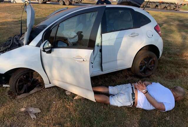 Carioca foge da PRF e bate em poste com carro lotado de maconha