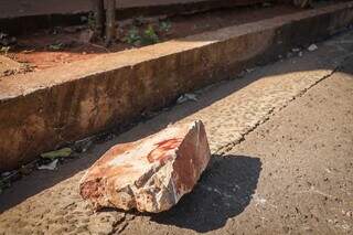 Pedra usada nas agressões contra a vítima. (Foto: Henrique Kawaminami)