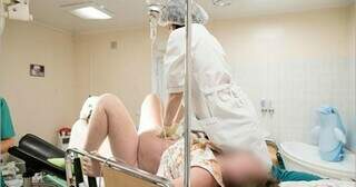“Manobra de Kristeller”, quando profissional faz pressão na parte superior da barriga da mulher para “empurrar” o bebê, foi banida pelo SUS (Foto: Lieve Blancquaert/OMS/Divulgação)