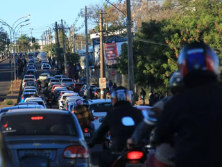 Trânsito com fila quilométrica em frente à universidade. (Foto: Arquivo)