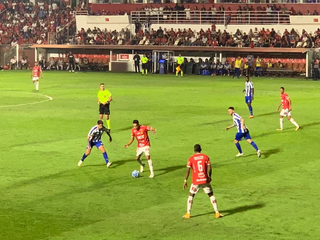 Jogadores disputam a posse da bola durante confronto. (Foto: Polidoro Junior)