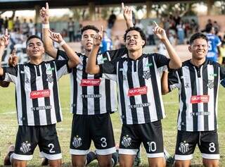 Jogadores do Operário celebram gol no Estadual Sub-20 (Foto: OFC/Divulgação)