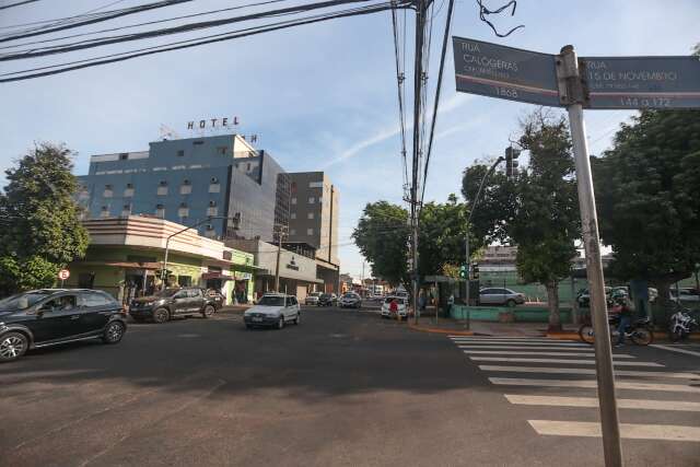 Homem &eacute; esfaqueado no abd&ocirc;men ao reagir &agrave; tentativa de roubo 