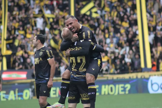 Arilson comemora gol que crava a vitória do Criciúma. (Foto: Celso da Luz/Assessoria)