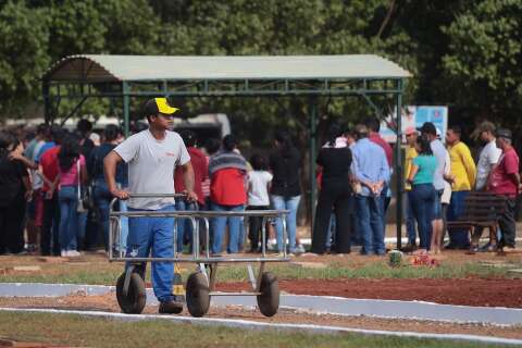 Coveiro morto em briga por barulho é enterrado no cemitério onde trabalhava