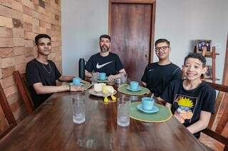 Luiz, Caciano, Kauan e Gabriel: família à mesa para o café da manhã. (Foto: Marcos Maluf)